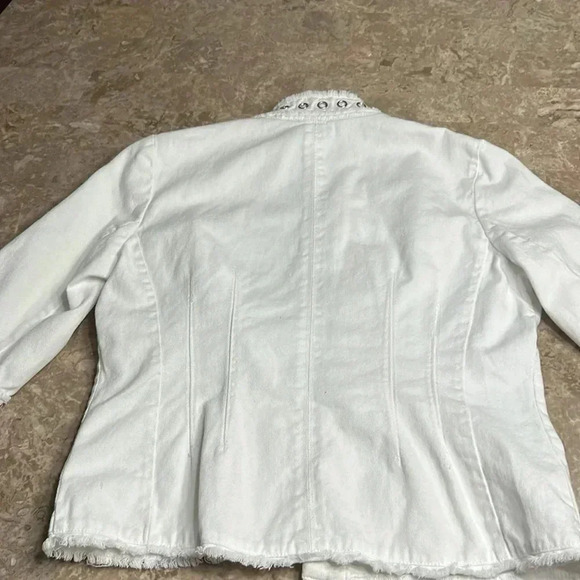 White jean jacket, PTP 19”Silver grommets,fray,crop,
Hook& clasp,boho,festival - Picture 12 of 17
